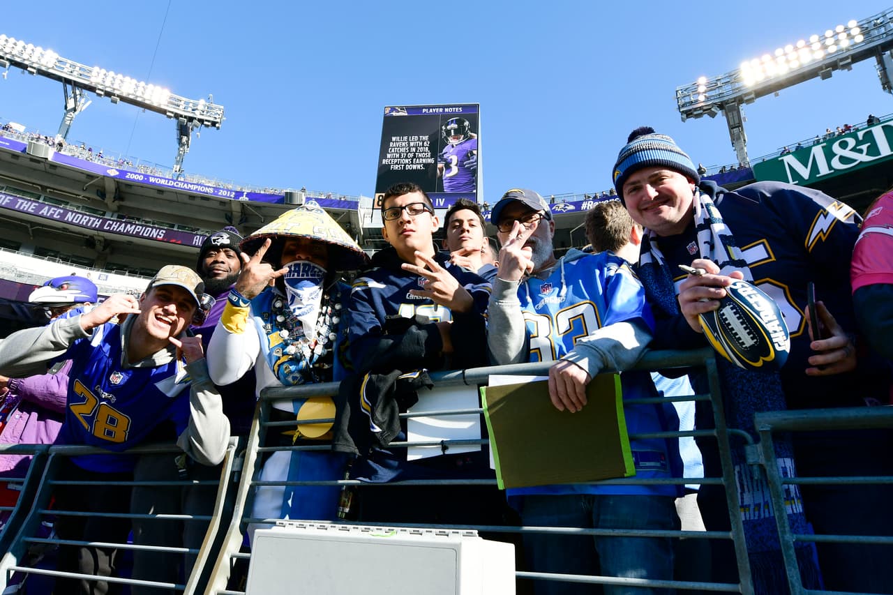 Más fanáticos de los Baltimore Ravens, listos para el partido en el M&T Stadium.