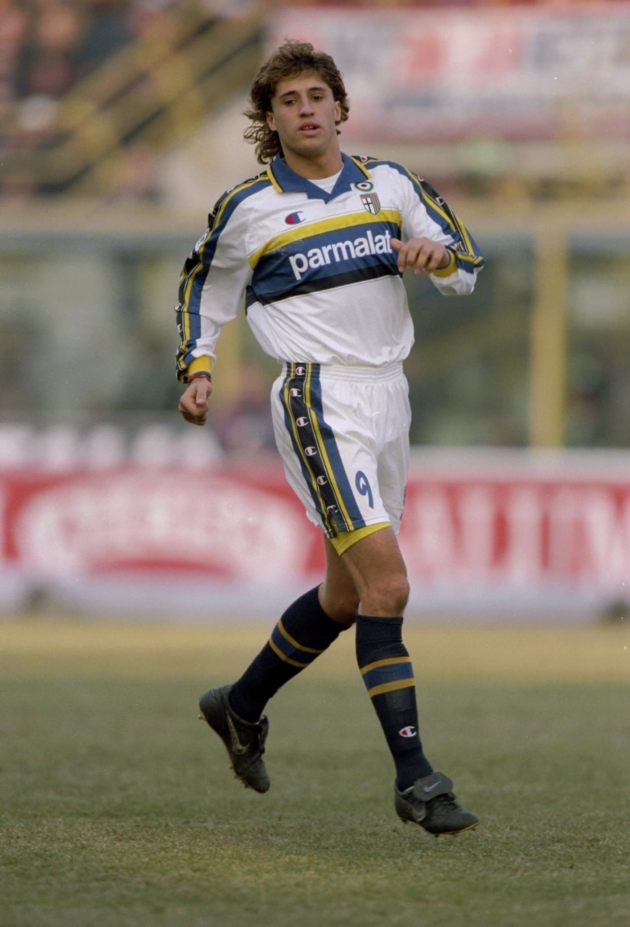 Hernán Crespo es el quinto lugar con su traspaso del Parma hacia la Lazio en el 2000.