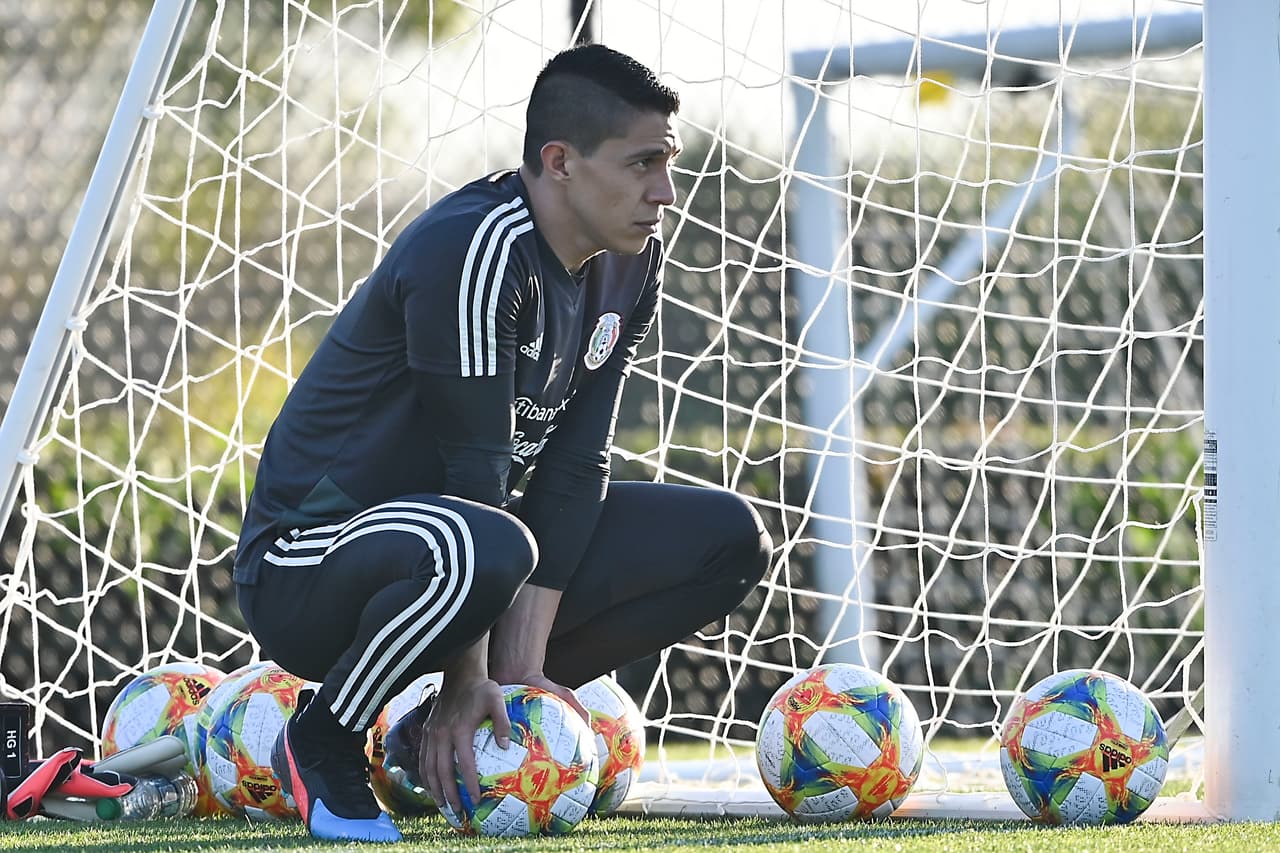 Hugo González, guardameta de los Rayos del Necaxa, observa mientras se lleva a cabo el entrenamiento del Tricolor.