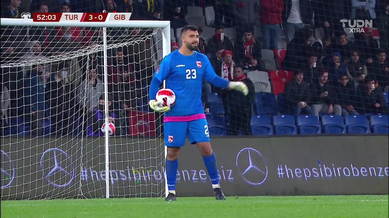 ¡TIRO ATAJADO! disparo por Orkun Kökcü.