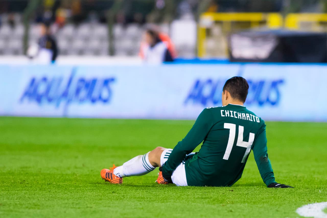 Javier Hernández se toca el muslo, en donde sintió la molestia.