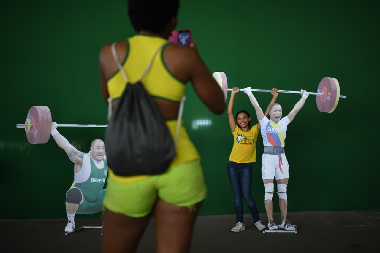 ¿De verdad en tan sencillo cargar una pesa? Aquí pareciera que sí.