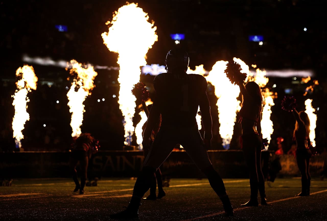 El calentamiento entre sombras de Cam Newton de las Panteras de Carolina Panthers en su partido contra los Santos de Nueva Orleans no sería suficiente para lograr un buen resultado, pero sí en este caso para obtener una gran postal.