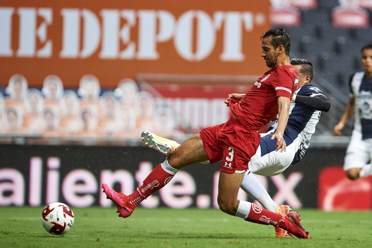 Toluca comienza retener más el balón, pero sus llegadas de peligro llegan desde los balones parados.