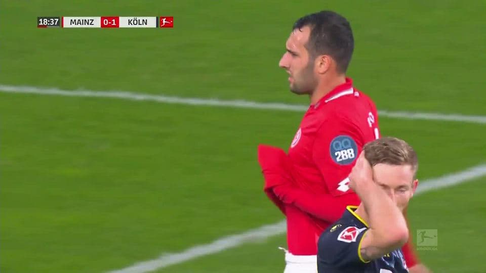 Tiro desviado de Levin Öztunali