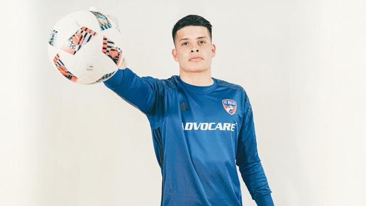 Los guardametas del FC Dallas iluminan la portería con un azul marino.