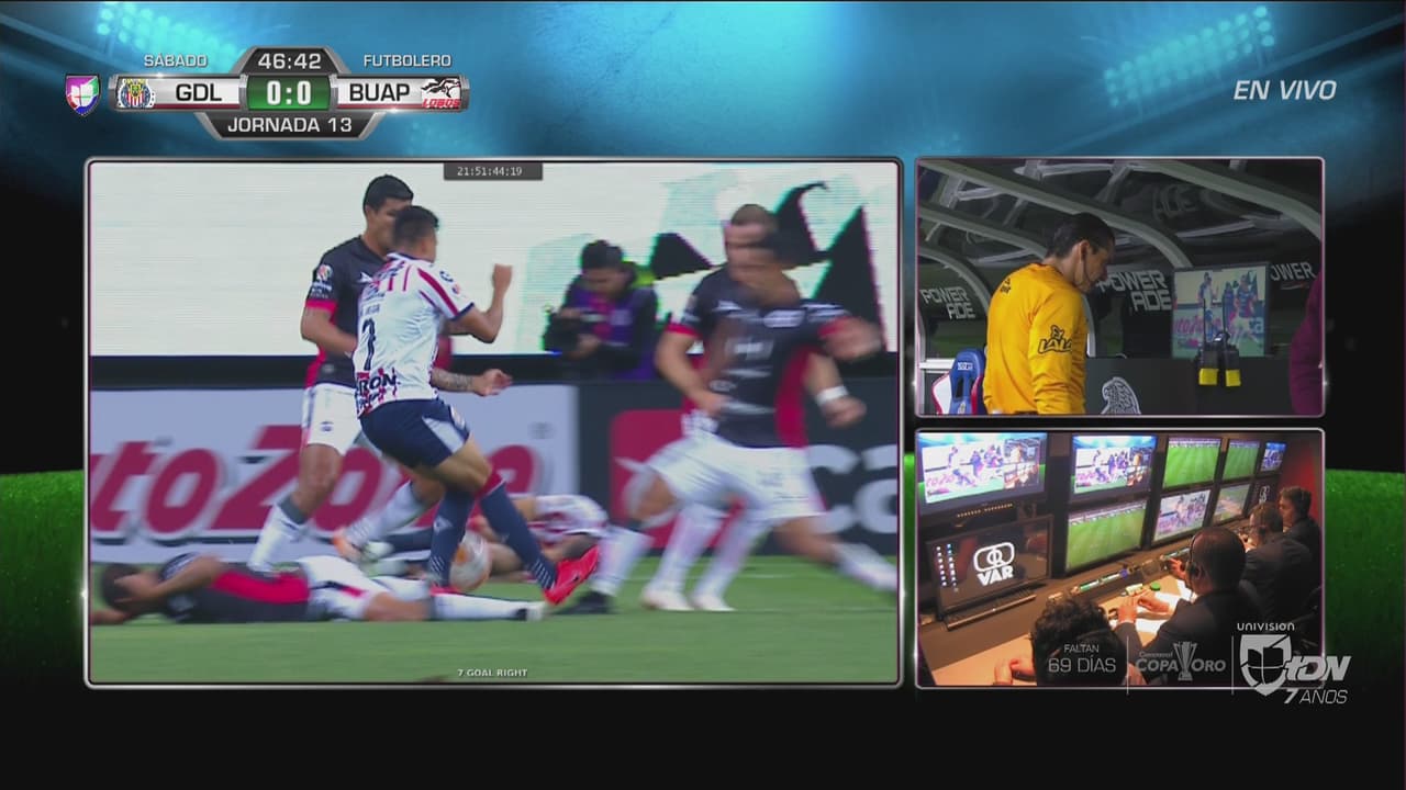 Alexis Vega se equivocó y el VAR lo expulsó