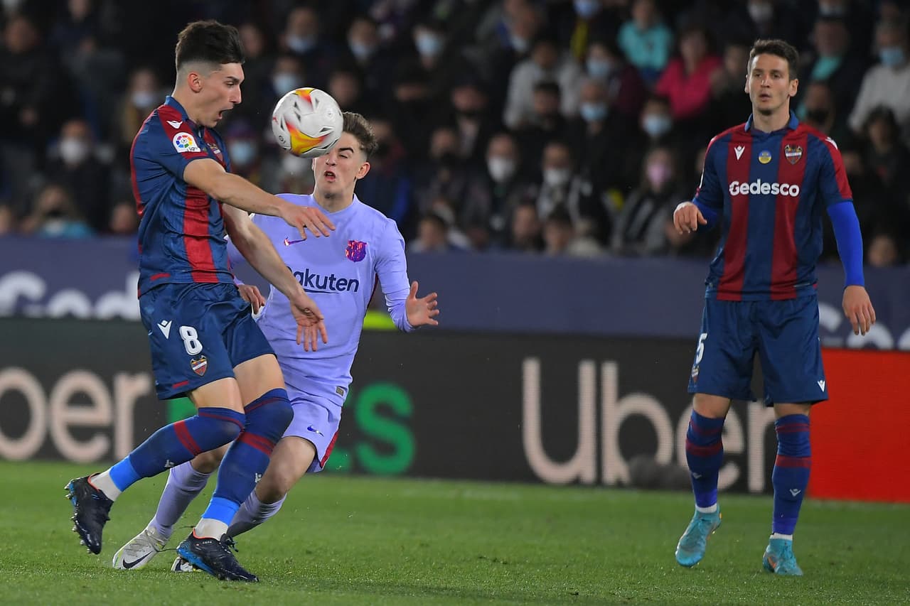 Barcelona venció al Levante con anotaciones de Pierre-Emerick Aubameyang, Pedri y Luuk de Jong; por los locales marcaron Morales y Melero, ambos por la vía del penal. Si bien anotaron dos tantos desde los 11 pasos, los granotas falllaron uno.