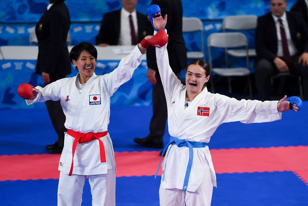 Sakura Sawashima de Japón y la noruega Annika Saelid en la competencia de Karate, Kumite +59kg, donde la europea se impuso y levanta el brazo de la europea, quien se quedó con el oro.
