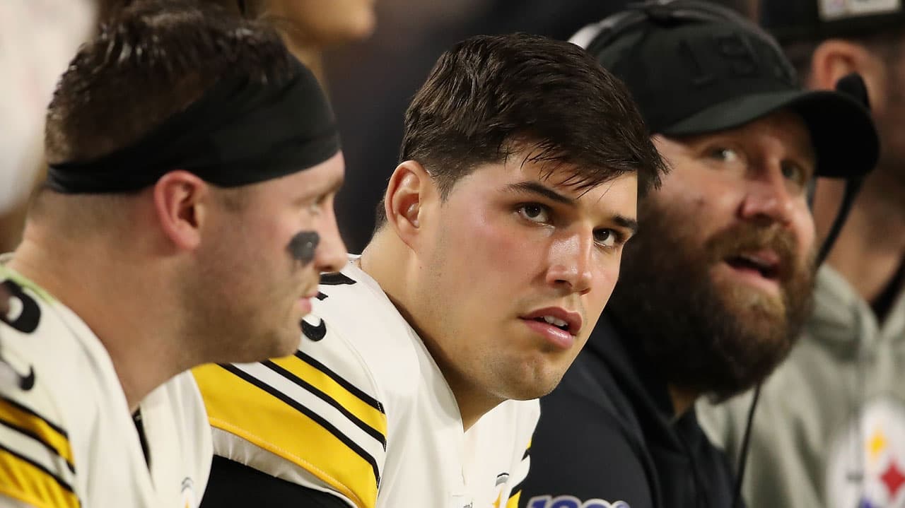 De izquierda a derecha: Devlin Hodges, Mason Rudolph y Ben Roethlisberger, los tres quarterbacks que jugaron la temporada 2019 con los Pittsburgh Steelers.