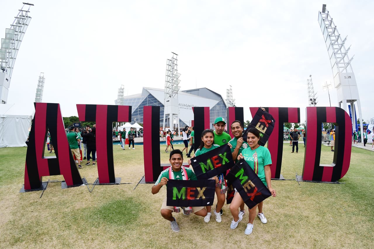 Con gran entusiasmo arribaron los aficionados de la Selección Mexicana para apoyar al Tri en su partido de preparación para la Copa Oro ante Venezuela en Mercedes-Benz Stadium, en Atlanta. Gran colorido y buen ambiente estaban armando los seguidores mexicanos y también los venezolanos que llegaron a apoyar a su Vinotinto, que se prepara para la Copa América.