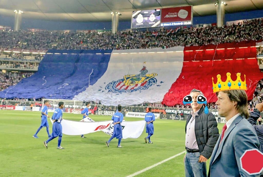 El equipo solo quería que su gente le ayudara a quitar a un intruso en un cuadro espectacular entre Matías Almeyda y la bandera gigante de su afición.