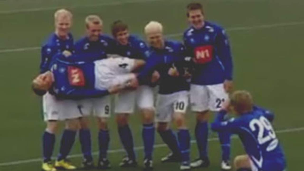 El Stjarnan es un equipo islandés que se hizo famoso por las curiosas celebraciones grupales tras anotar goles. Esta emula una fotografía tras pescar un gran pez.