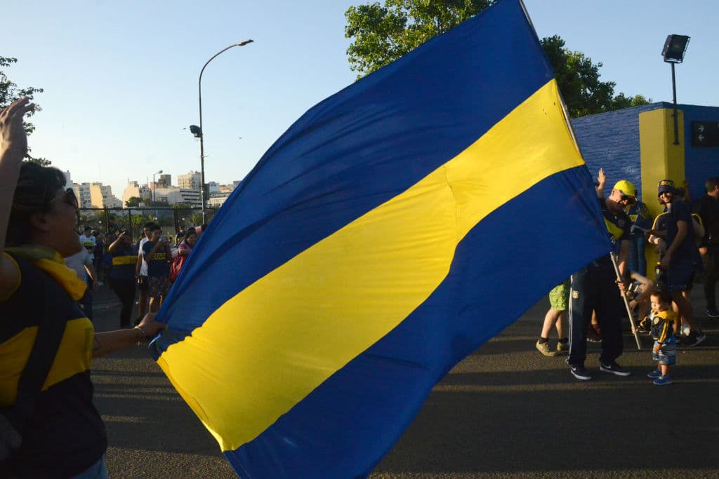 Y el viaje de los Xeneizes a tierras españolas fue el motivo que reunió a una gran cantidad de aficionados, para despedirse del equipo de sus amores y desearles la mejor de las suertes.