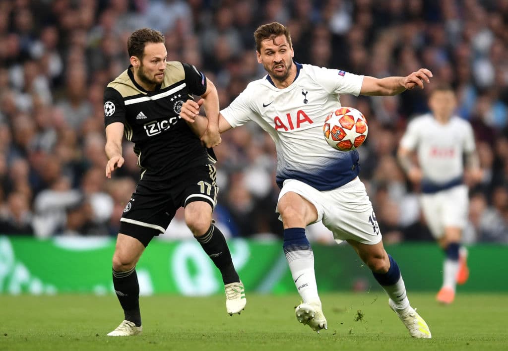 Este miércoles Ajax de Ámsterdam y Tottenham Hotspur dirimen el otro boleto a la gran Final de la edición 2019 de la UEFA Champions League y aunque lleguan igualados 1-1 a la Vuelta de las Semifinales del torneo, ¿serán tan parejas sus nóminas y el valor de sus futbolistas? Aquí les damos esa información, destacando los cinco más caros por equipo.