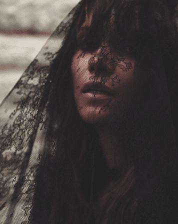 Halle Berry usó un velo negro para despedir y dejar atrás el 2020.