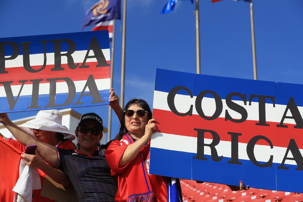 Banderas, rostros pintados y muchos gritos de apoyo fueron la constante entre los pocos aficionados que acudieron al juego entre Costa Rica y Guayana Francesa.