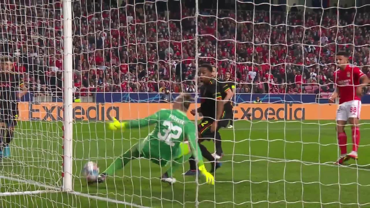 ¡AUTOGOL! de Sébastien Haller para Benfica.