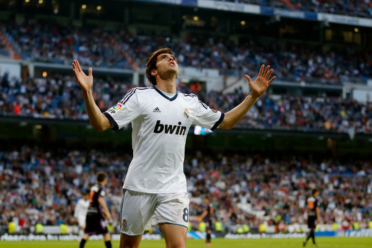 Los problemas económicos del A.C. Milan forzaron la salida del Kaká al Real Madrid. Quien fuera Balón de Oro nunca pudo brillar allí
<i>. </i>Ahora juega en la MLS, ya con algunos años encima.