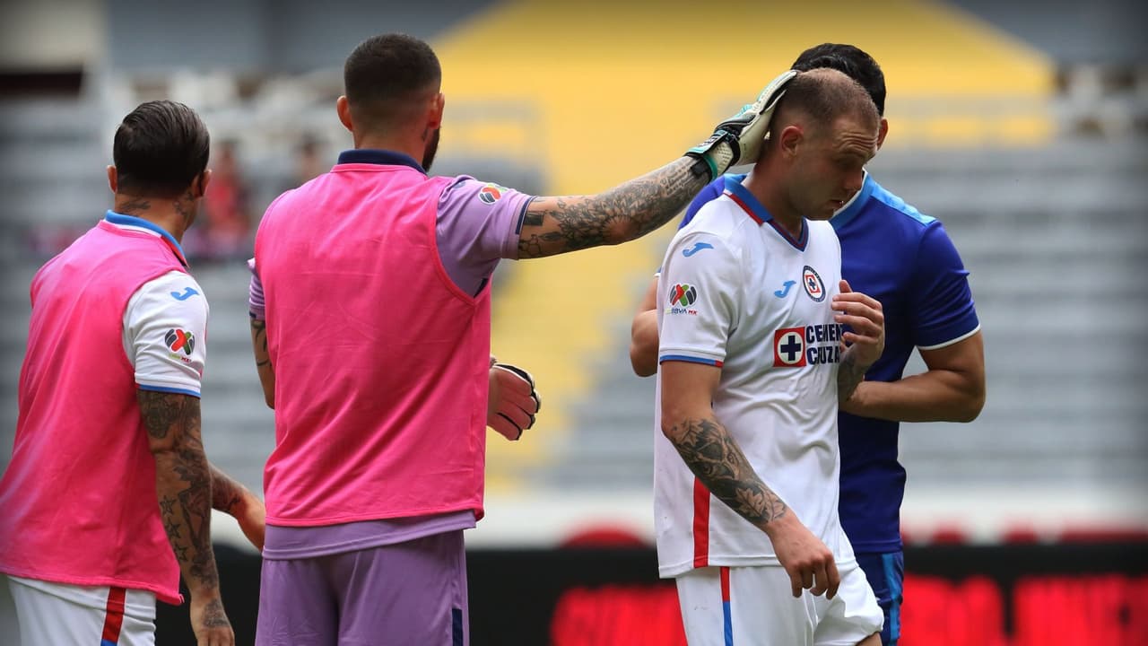 Quitan roja ante Atlas a Carlos Rotondi tras protesta de Cruz Azul
