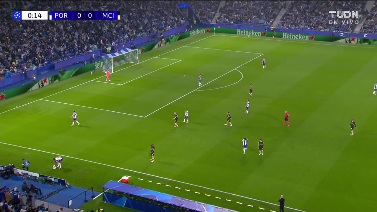 Arranca el partido y la pelota está en juego.
