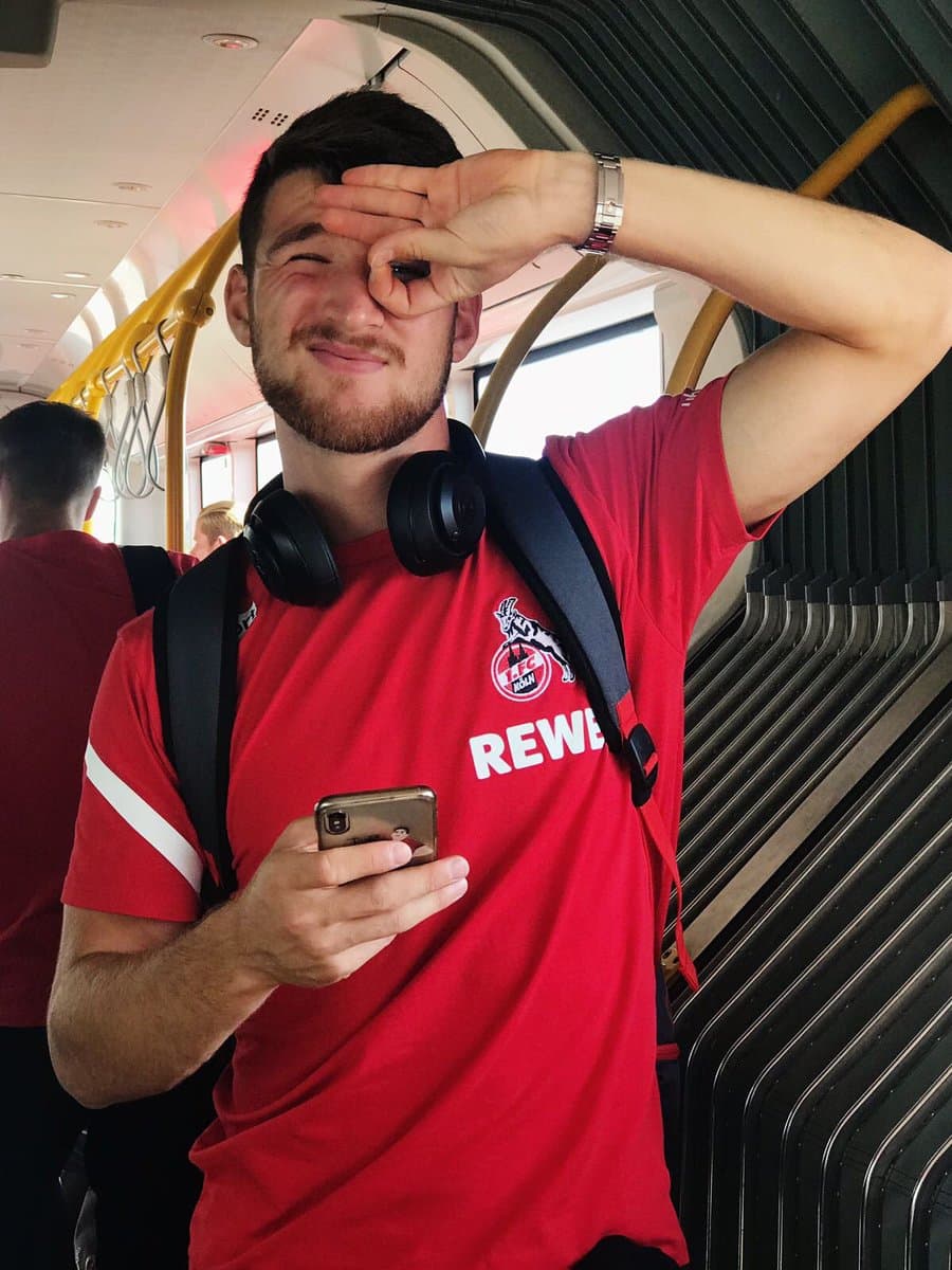 El transporte público también puede ser un buen lugar para el Dele Alli Challenge, lo demuestra el jugador Salih Ozcan del Colonia alemán.