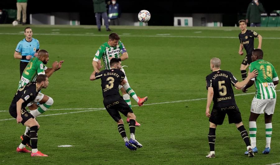 Real Betis se impone al Alavés con remontada por 3-2. Los verdiblancos perdían por goles de Joselú y Edgar Méndez, pero fue el doblete de Borja Iglesia y el gol de Joaquín ya casi al final del partido, que le dio la victoria al equipo de casa, durante la Jornada 26 de LaLiga.