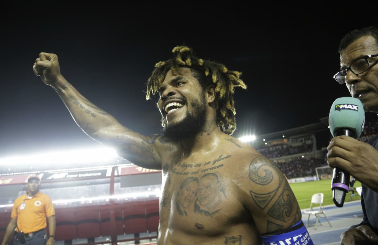 Al estilo de Maradona, el panameño Román Torres podría tener un escenario que lleve su nombre