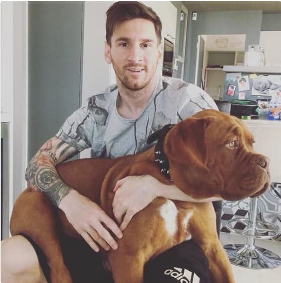 El astro del fútbol, 
<b>LIONEL MESSI</b>, también se divierte con su mascota.