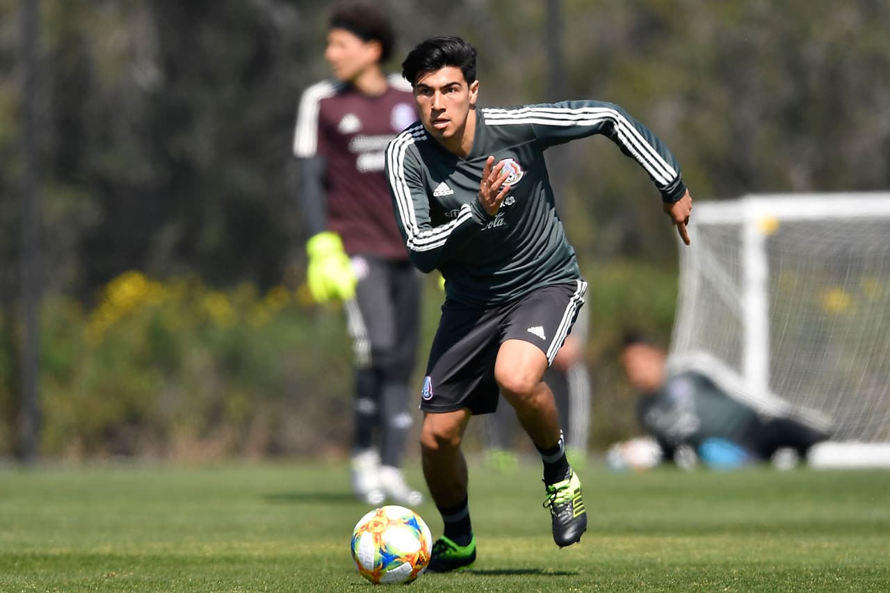 El jugador del PSV Eindhoven, Erick Gutiérrez, en pleno sprint, acelerando con la conducción del esférico.
