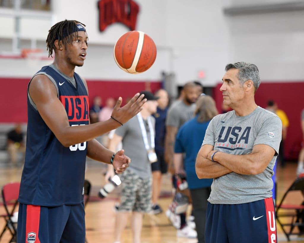 El estelar delantero-pívot de los Indiana Pacer, Myles Turner, también en charla con el coach Jay Wright durante el campamento.