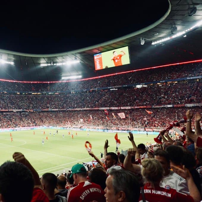 Lewandowski anotó doblete pero el conjunto bávaro no pasó del empate ante el Hertha en el arranque de la Bundesliga.