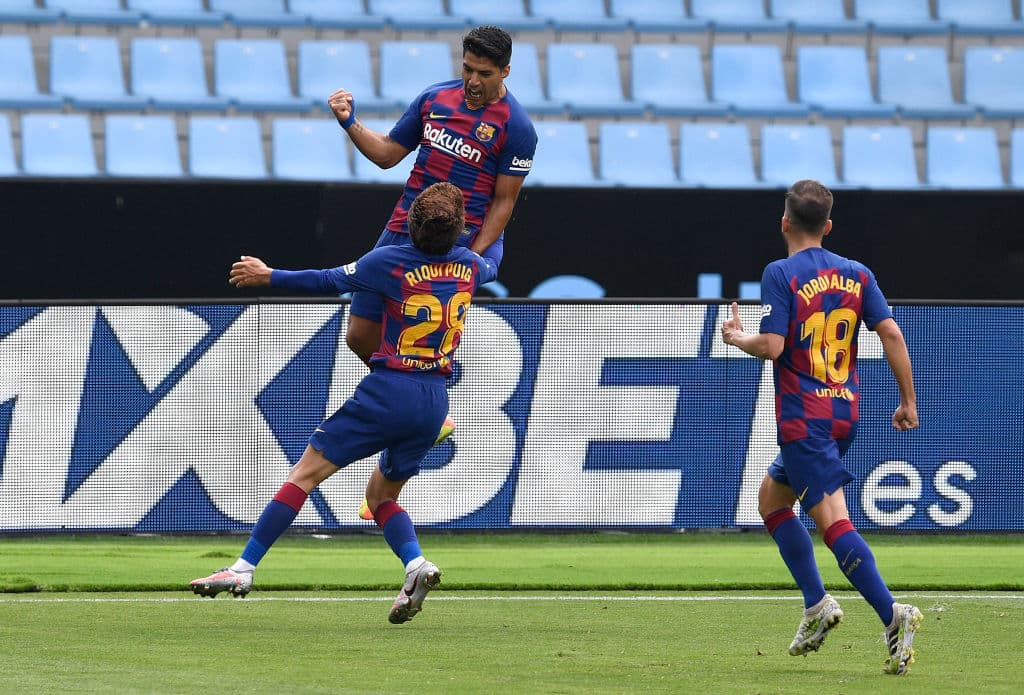 Luis Sua´rez recibe el balón en el área y con un giro logra abrirse el espacio ante la marca de Néstor Araujo y saca un disparon razante pegado al pelo para volver a tomar la ventaja en el partido.