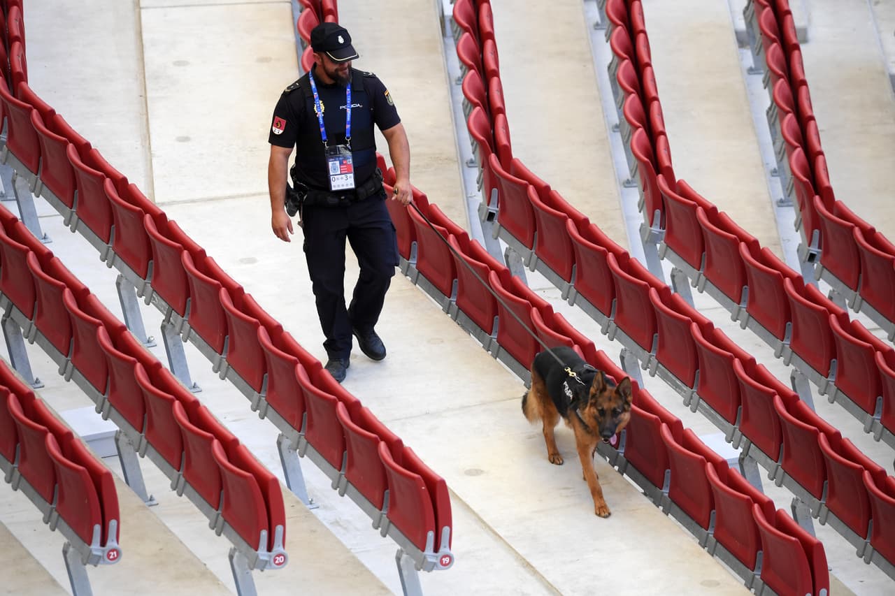 Desde muy temprano la Policía de Madrid se tomó el Estadio Metropolitano para mantener la seguridad de la Final de Champions League entre Liverpool y Tottenham. Se designaron cerca de 4.700 efectivos para el operativo en el escenario y sus cercanías, quienes han realizado inspección de las tribunas además de revisiones a los fanáticos que van llegando.