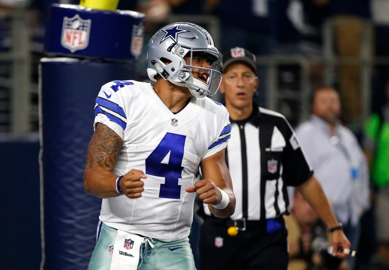 <b>No. 14: DAK PRESCOTT, QB Dallas Cowboys</b>
<br>En su año de novato, Dak Prescott rompió la NFL con el mejor porcentaje de pases completos (67.8), la relación TD-INT (5.8) y el mejor índice de pasador (104.9) para cualquier quarterback novato en la historia de la NFL.