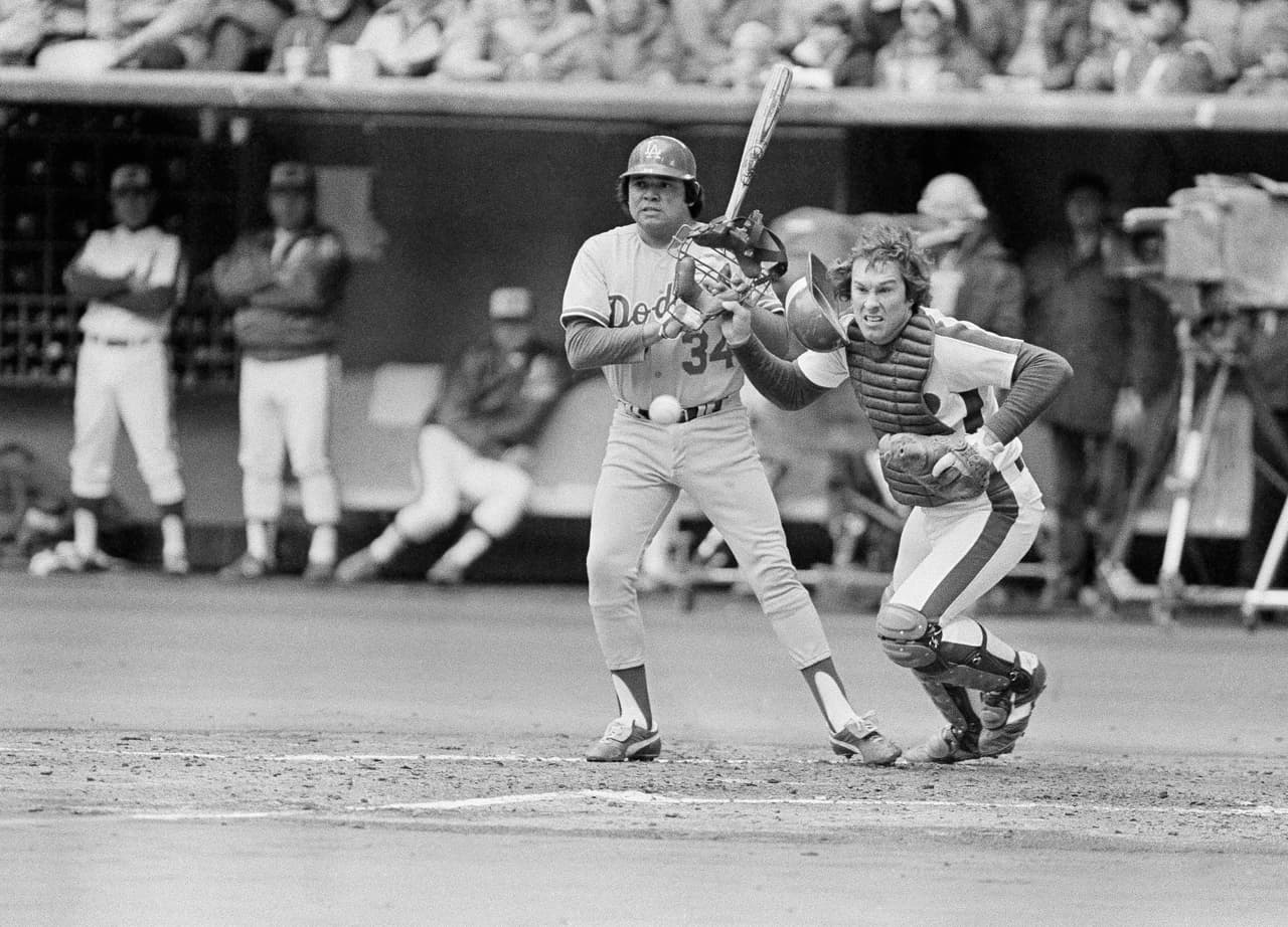 También produjo como bateador pese a ser pitcher. Incluso ganó tres veces el bat de plata tres ocasiones.