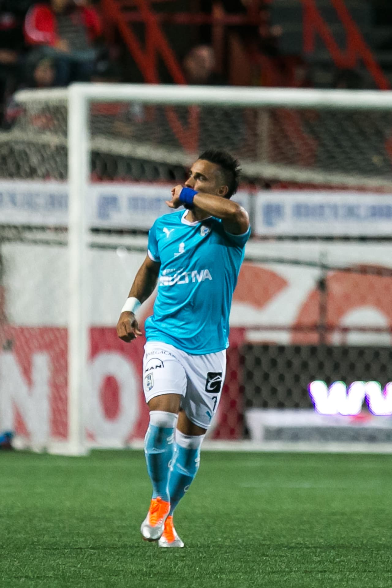 Camilo Sanvezzo marcó de penal (62') con gran ejecución y su anotación representó el empate. Querétaro llega a 16 puntos y se posiciona momentáneamente en octavo lugar. Gallos se medirá ante Cruz Azul en la J13.