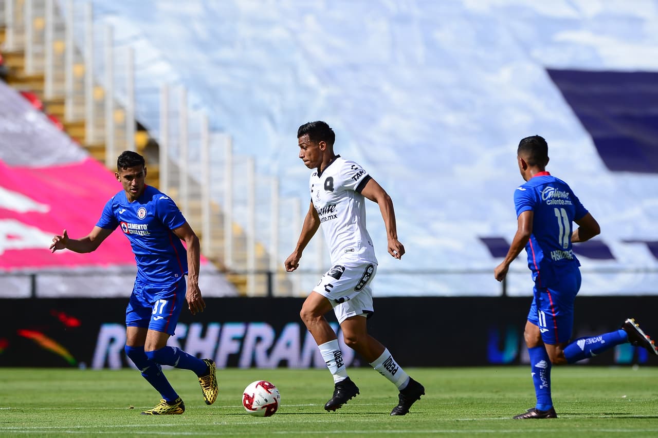 Querétaro no hila más de dos pases y sus propios errores son los que está causando el peligro de Cruz Azul.