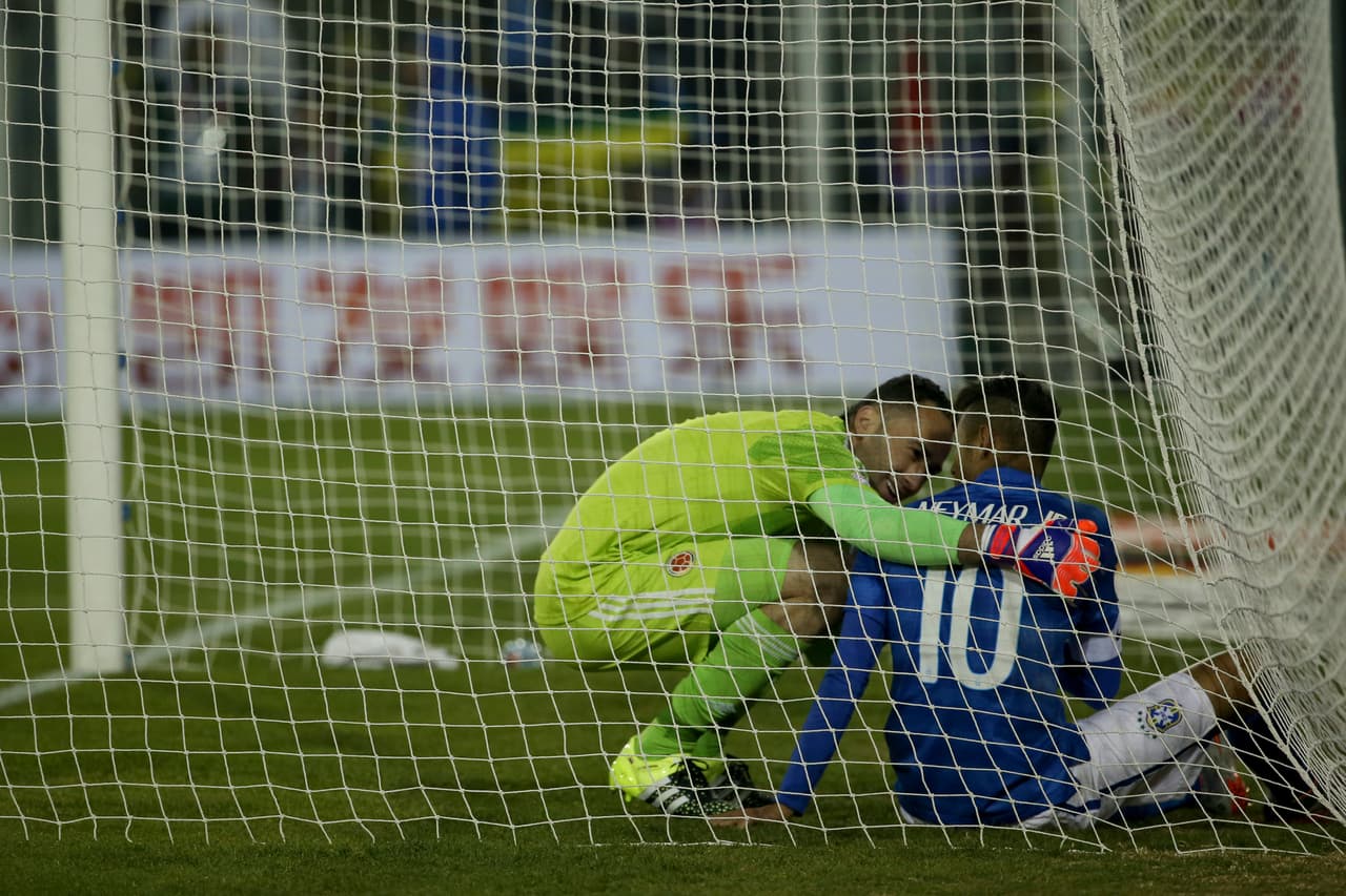 Incluso se dio tiempo para consolar a un Neymar que lucía desesperado.