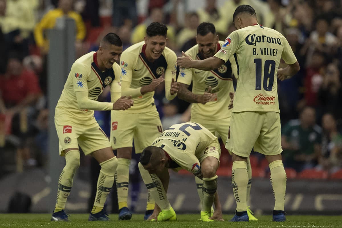¡Para volverse loco! Una peculiar celebración protagonizó Paul Aguilar luego de anotar el 3-0 parcial.
