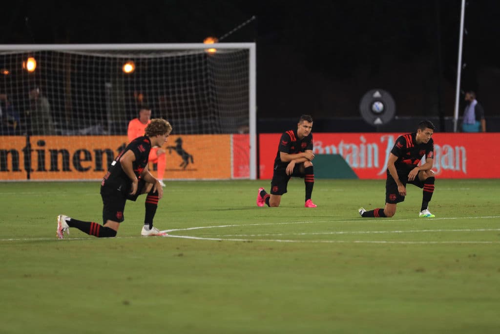 Antes de iniciar el cotejo hicieron una protesta pacífica en contra del racismo, como se ha visto a lo largo del torneo estadounidense.