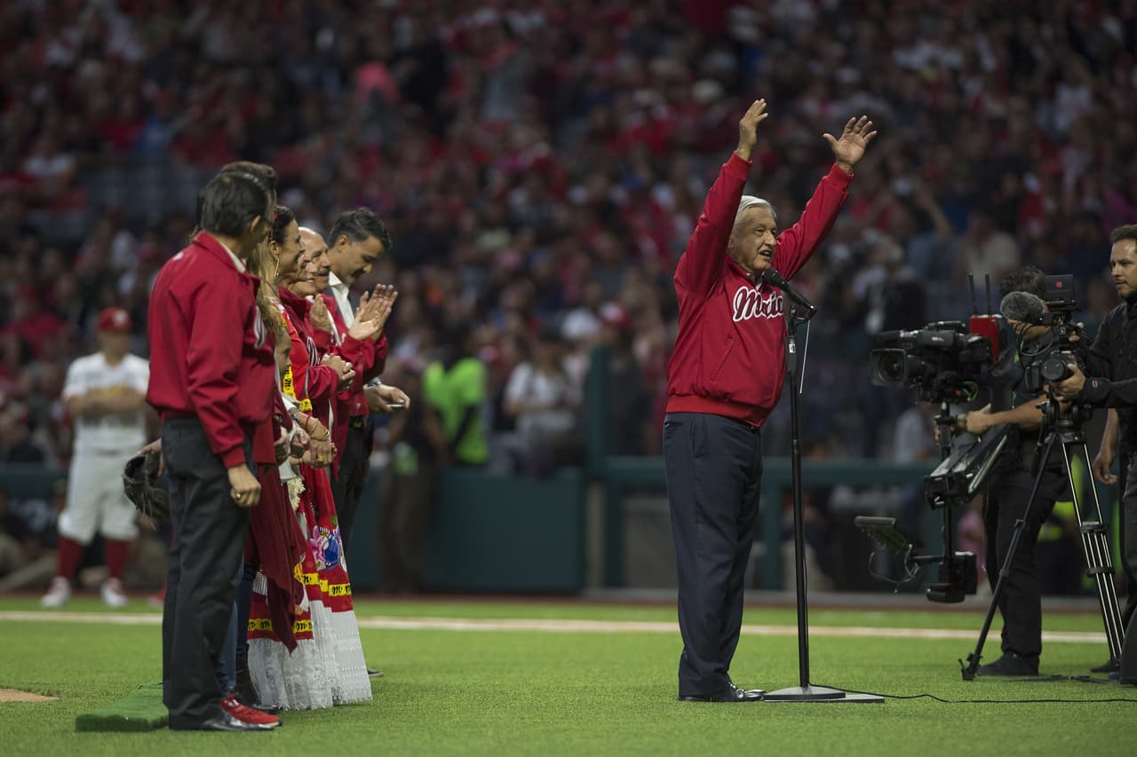 El Presidente de México Andrés Manuel López Obrador se encargó de hacer el lanzamiento inicial en la inauguración del Estadio Alfredo Harp Helú, nueva sede de los Diablos Rojos del México.
