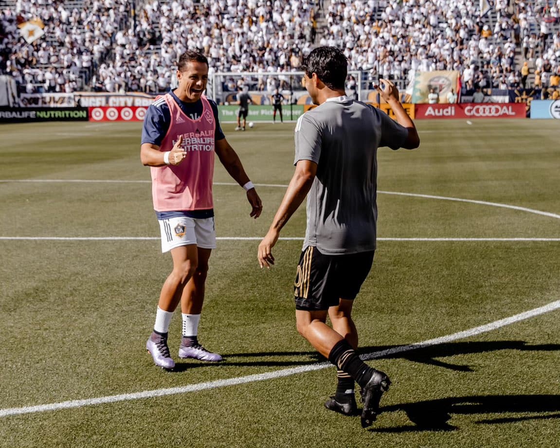 Chicharito y Carlos Vela se saludaron y abrazaron antes del juego.