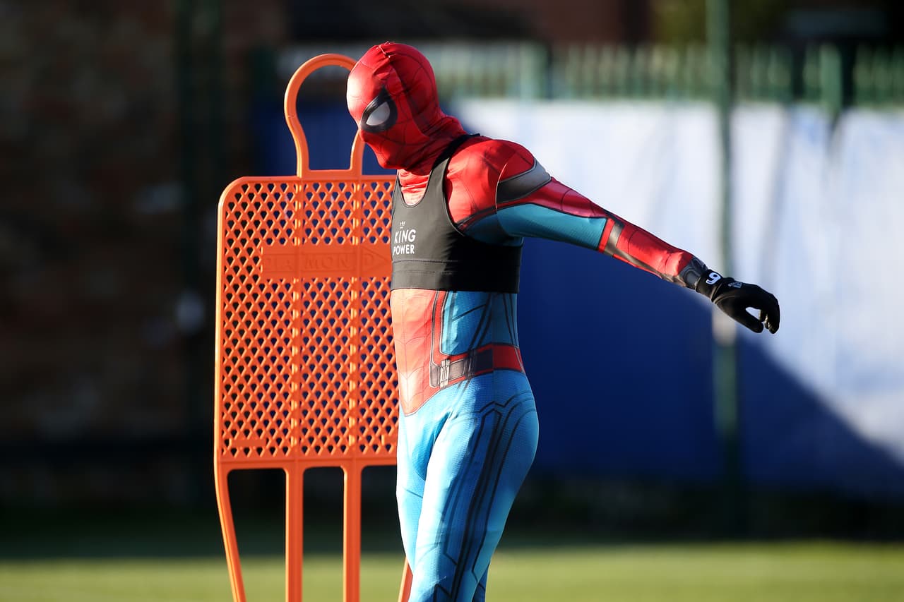 Y, a pesar de lo estrecho del disfraz, respondió a la perfección.