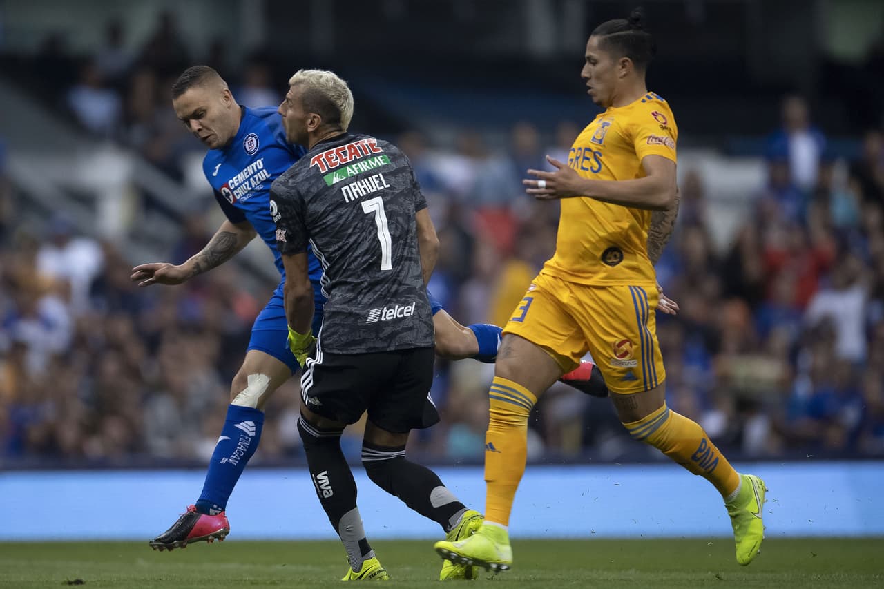 El choque fue accidental pero el portero felino se quedaría tirado en el campo.