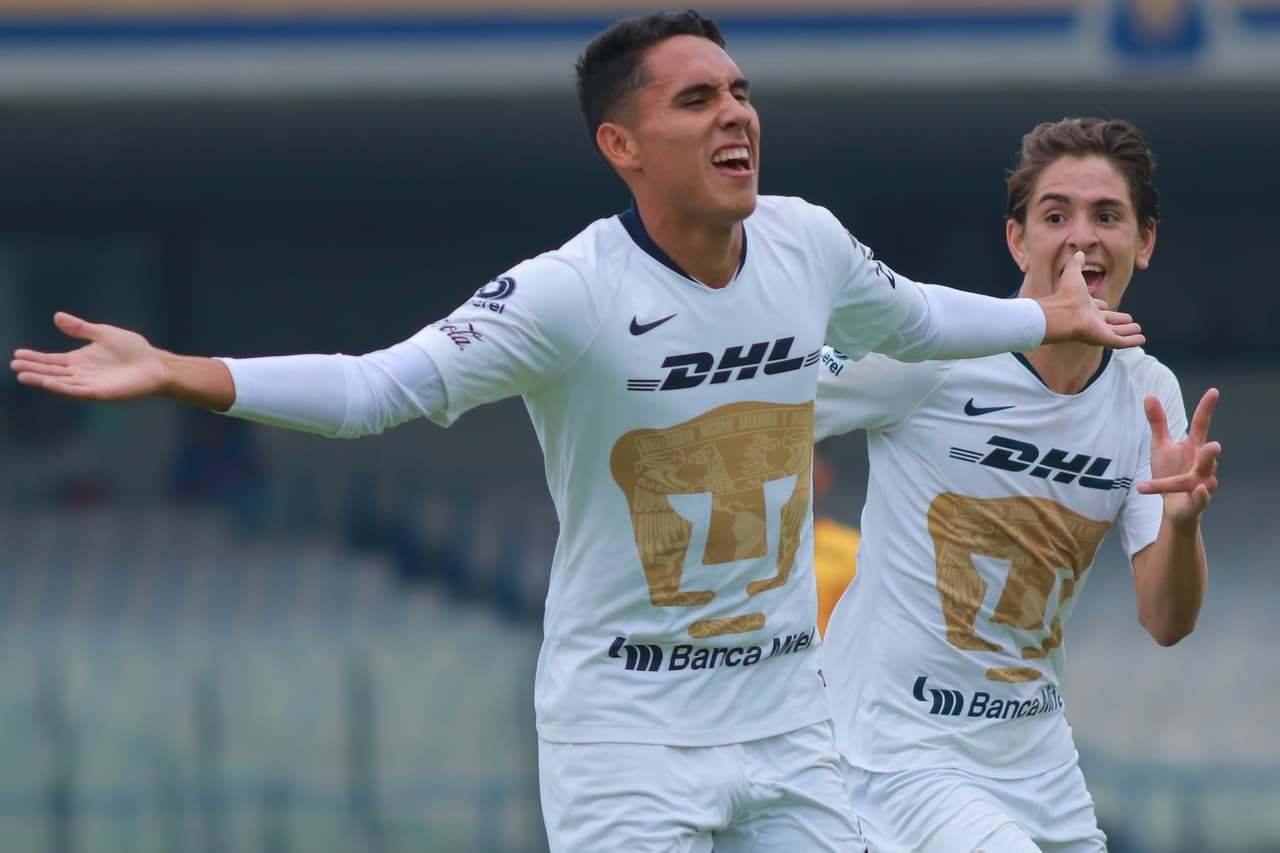 Dos goles de Jorge Lumbreras (centro) le dieron a Pumas la confirmación del título de la Liga MX Sub-17, dejando el marcador final 4-1.
