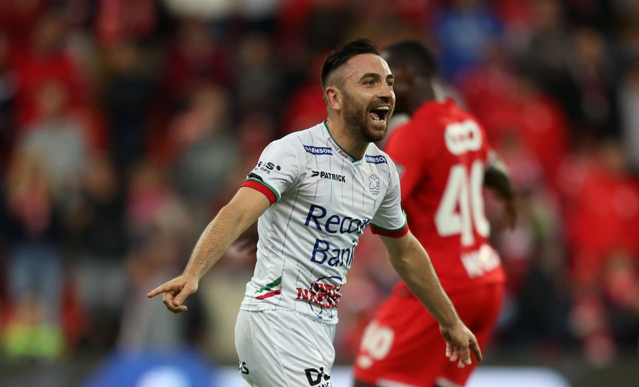 Extremo izquierdo: Onur Kaya (Zulte-Waregem)