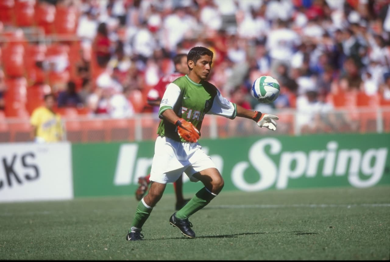 Jorge Campos (LA Galaxy, Chicago Fire) – En su última temporada en la MLS, en 1998, fue traspasado al club de expansión de ese año, el Chicago Fire. Con el cuadro de la “Ciudad de los Vientos” ya no fue el fenómeno que fue con los galácticos, pero irónicamente conquisto el doblete, copa y liga casi sin participar. En los MLS All-Star el tipo jugó de arquero y de delantero – anotando gol y registrando asistencia.