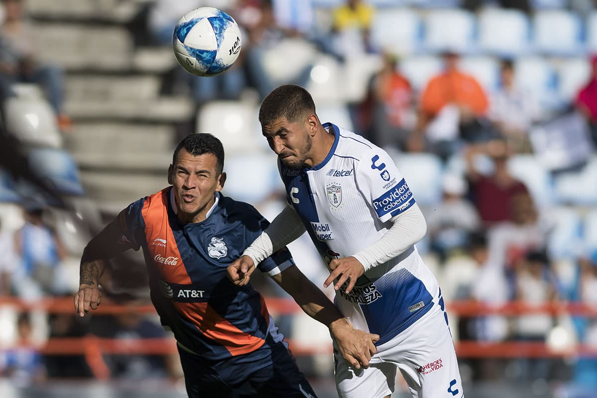 El primer gol del Pachuca lo anotó con este cabezazo el mediocampista Victor Guzmán al minuto 47.