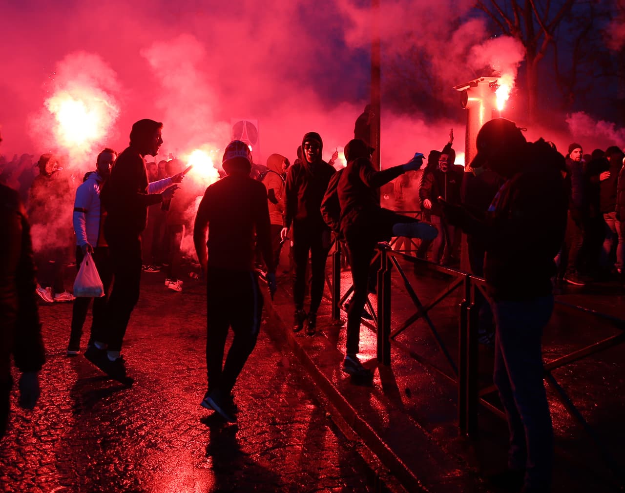 Paris ha vuelto a ser una gran fiesta este miércoles en la previa del juego de Champions League entre el Paris Saint-Germain y el Manchester United. Cientos de aficionados ingleses llegaron hasta la capital francesa en donde los locales buscarán defender su diferencia conseguida del Old Trafford.